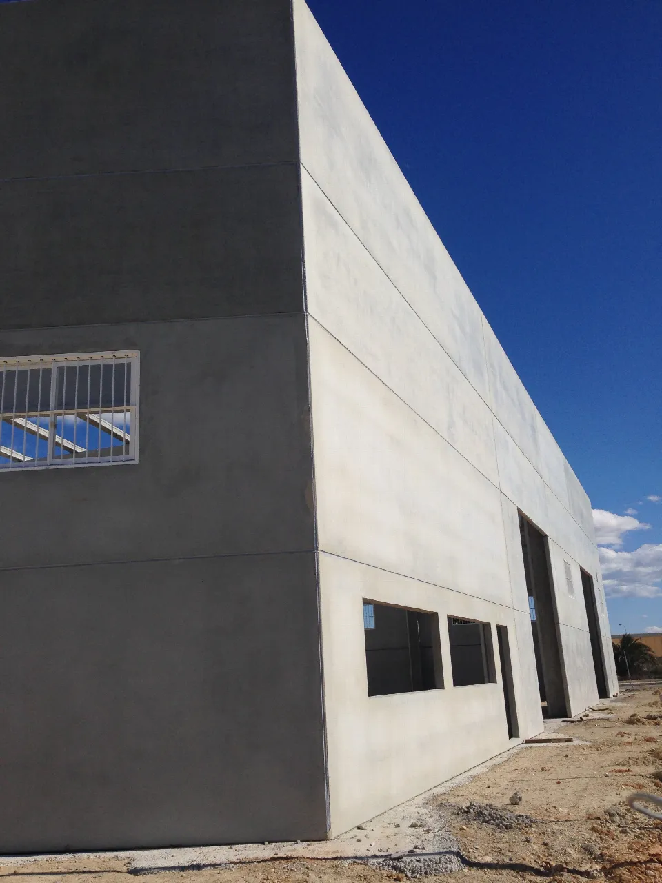 Detalle de paneles y huecos del cerramiento en Bigastro