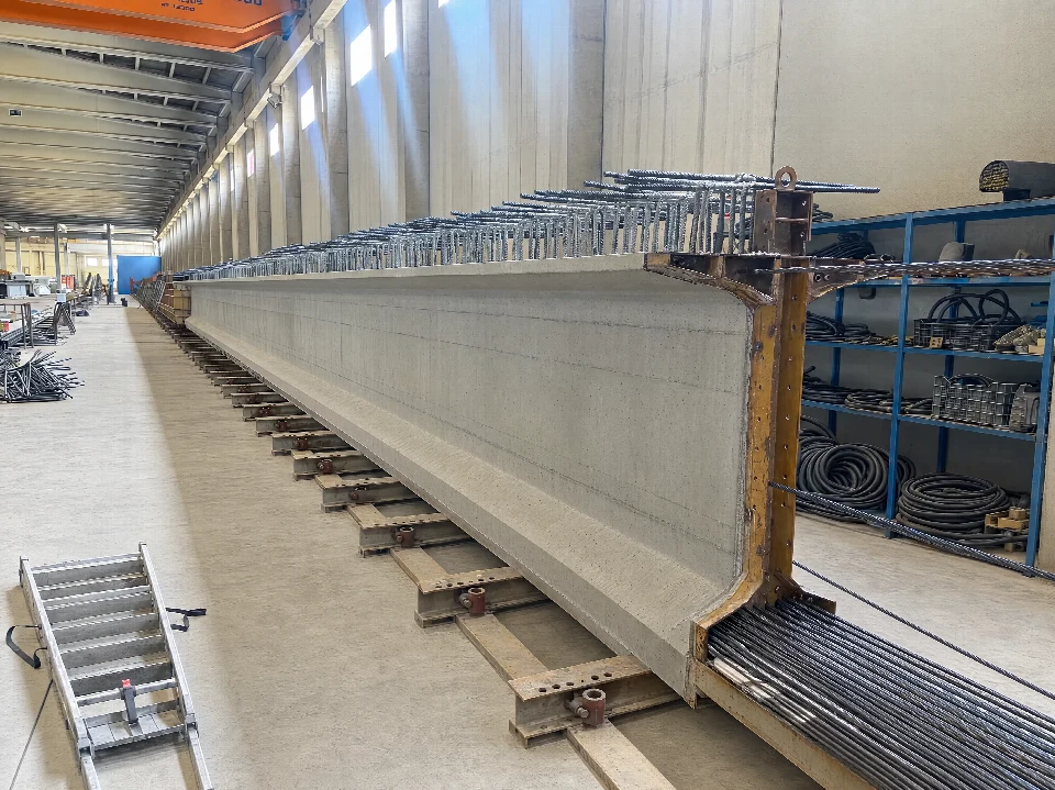 Viga de hormigón prefabricado en la pista de fabricación.